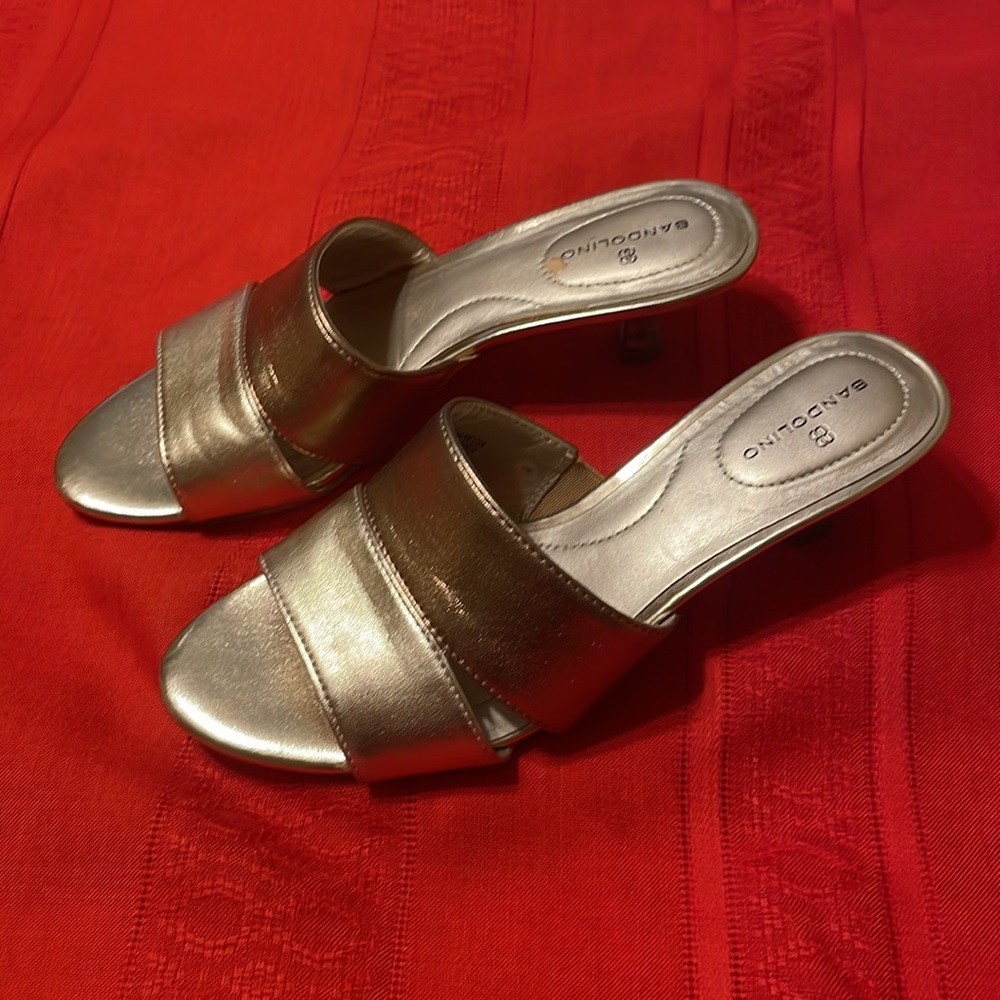 Bandolino cute Gold slip on sandals with dainty heels. (Mlb) - Picture 2 of 10